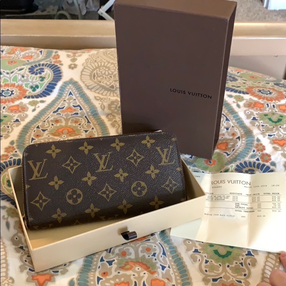 Like new condition, Louis Vuitton zippy wallet
